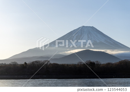 從精進湖觀賞日出富士山 123544053