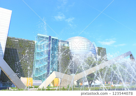 愛知縣名古屋市、名古屋市科學館和噴泉風景 愛知縣名古屋市、名古屋市科學館和噴泉風景 123544078