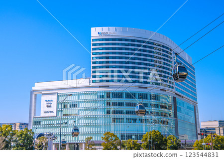 日本橫濱城市景觀，俯瞰橫濱航空客艙櫻木町站和Hulic Minatomirai 123544831