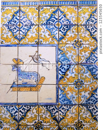 古老的葡萄牙裝飾瓷磚“上帝羔羊” 123545650