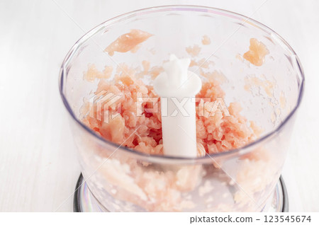 將雞胸肉剁碎 123545674