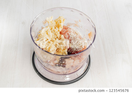 將雞肉碎、凍豆腐和調味料混合。 123545676