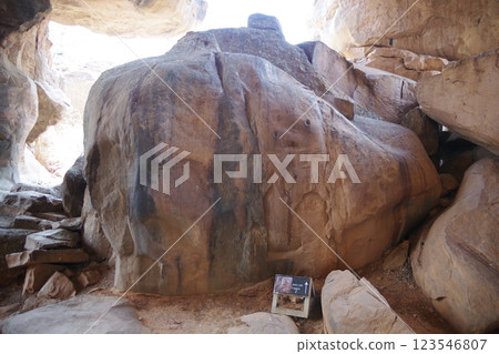 印度:世界遺產比莫貝特卡岩洞遺址 印度:世界遺產比莫貝特卡岩洞遺址 123546807