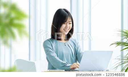 Smiling woman/businesswoman doing desk work 123546886