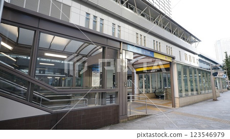 都營地鐵大江戶線汐留站、汐留地下通道7號出口、百合海鷗線站入口 都營地鐵大江戶線汐留站、汐留地下通道7號出口、百合海鷗線站入口 123546979