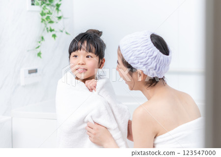 Parent and child after a bath. 123547000