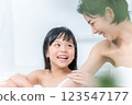 父母與孩子一起洗澡。 123547177