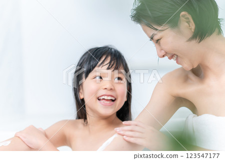 父母與孩子一起洗澡。 123547177