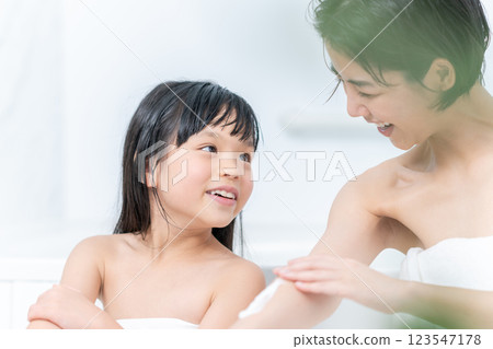 父母與孩子一起洗澡。 父母與孩子一起洗澡。 123547178