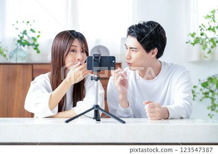 拍攝影片的男人和女人 123547387