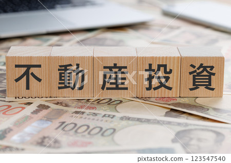 A block with the words "Real Estate Investment" written on it 123547540