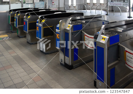 Automatic ticket gates at Kadoma City Station on the Keihan Railway 123547847