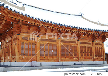Snow-covered traditional buildings at Gyeongbokgung Palace 123548515