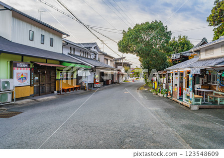 Scenery in front of Kasui-sai Temple in Fukuroi City (Shizuoka Prefecture) 123548609