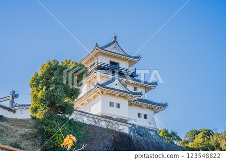 Kakegawa Castle (Shizuoka Prefecture) with its castle tower shining against the blue autumn sky in Kakegawa City 123548822