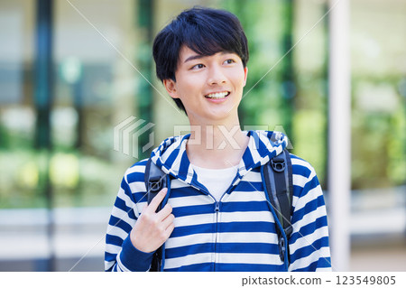 大學生走在美麗清新的綠色校園“LINK FOREST” 123549805