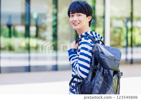 大學生走在美麗清新的綠色校園“LINK FOREST” 123549806