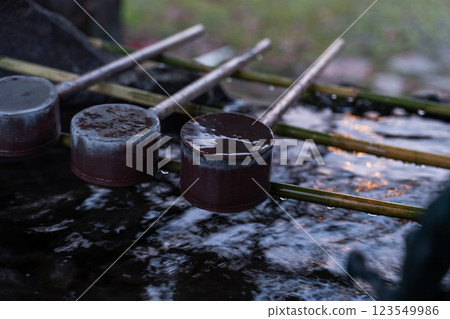 [Scenery of Shonai] Mt. Chokai Omonoki Shrine and autumn leaves (Warabiokaguchinomiya) 123549986