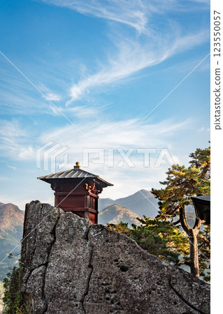 [Yamagata scenery] Mountain temple and autumn leaves on a clear autumn day 123550057