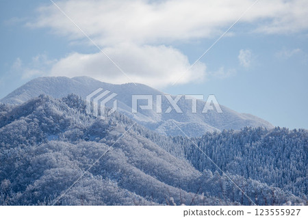 藍天白雲下的雪山 123555927