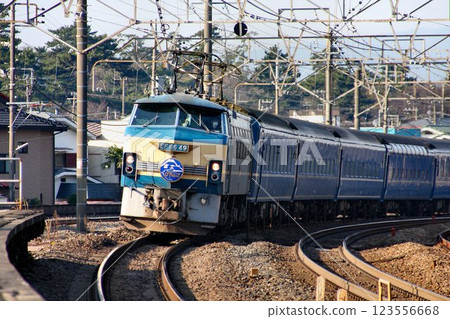 衝向東京車站的最後衝刺…藍色列車「臥舖特快隼/富士」沿著東海道線疾馳 123556668