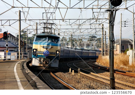 衝向東京車站的最後衝刺…藍色列車「臥舖特快隼/富士」沿著東海道線疾馳 123556670