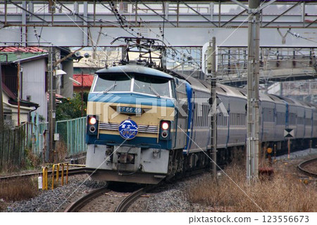 衝向東京車站的最後衝刺…藍色列車「臥舖特快隼/富士」沿著東海道線疾馳 123556673