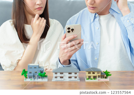 Real estate comparison couple 123557564