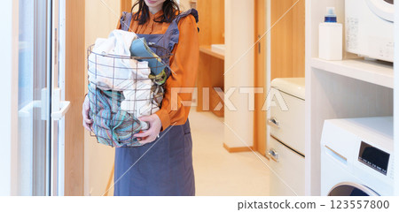 Woman to wash 123557800