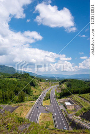 夏季高速公路（新名神高速公路、菰野 IC 至鈴鹿 PA Smart IC、四日市隧道北側） 123558081