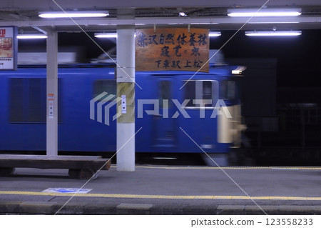 A freight train of EF64 type double-headed train (8081 train) roaring through Agematsu Station at night_Photo taken on March 1, 2025 A freight train of EF64 type double-headed train (8081 train) roaring through Agematsu Station at night_Photo taken on March 1, 2025 123558233