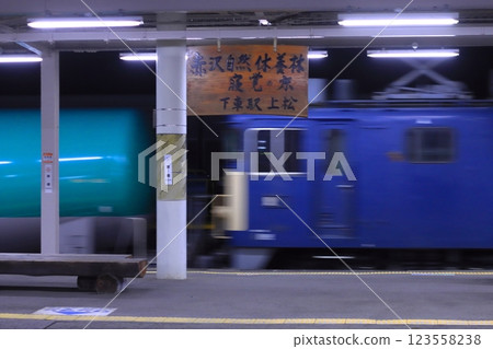 A freight train of EF64 type double-headed train (8081 train) roaring through Agematsu Station at night_Photo taken on March 1, 2025 A freight train of EF64 type double-headed train (8081 train) roaring through Agematsu Station at night_Photo taken on March 1, 2025 123558238