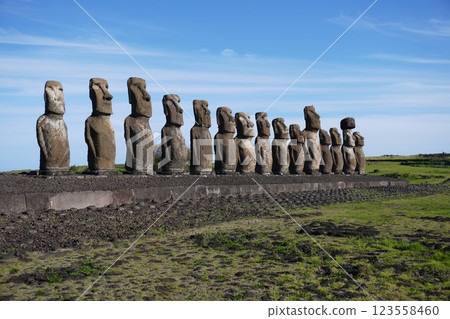 復活節島上的 Ahu Tongariki 摩艾石像 123558460