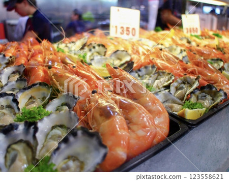 魚市上販售的新鮮海鮮 123558621