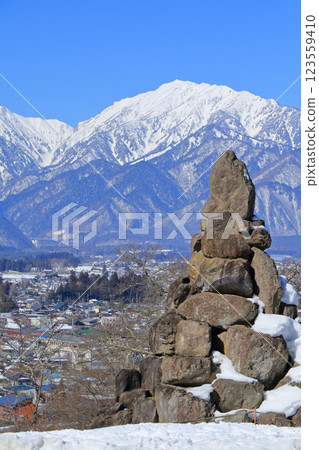從大町山地博物館看到的冬季北阿爾卑斯山 123559410