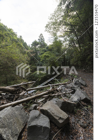 道路因山崩封閉 123559470