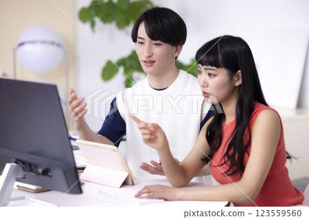 Men and women having a business meeting 123559560