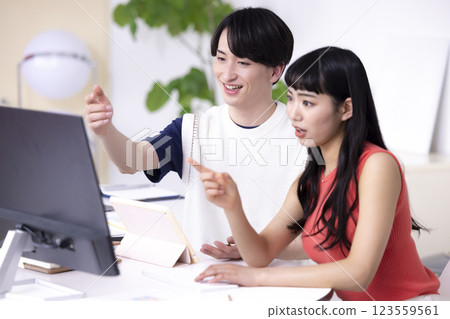 Men and women having a business meeting 123559561