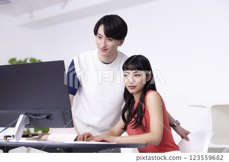 Men and women having a business meeting 123559682