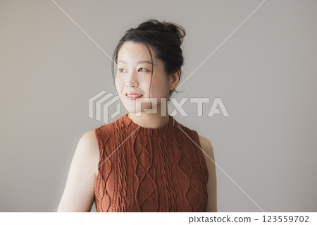 Woman in brown dress 123559702
