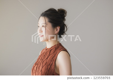 穿棕色洋裝的女人 123559703