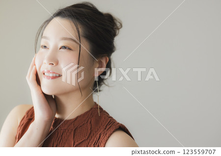 Woman in brown dress 123559707
