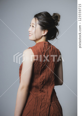 穿棕色洋裝的女人 123559715