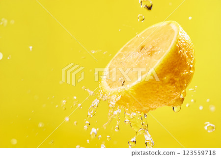 Halved lemon and water splashes 123559718
