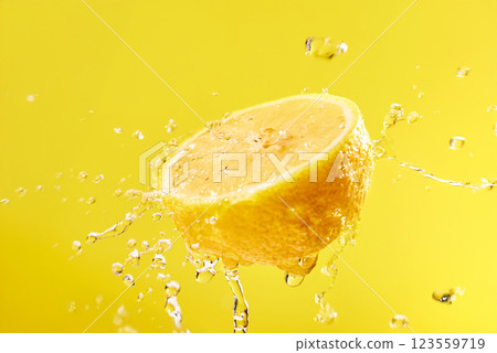 Halved lemon and water splashes 123559719