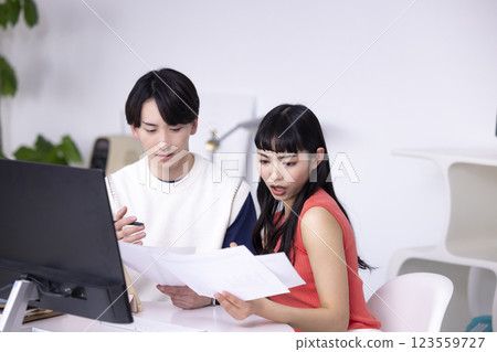 Men and women having a business meeting 123559727