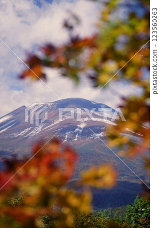 禦嶽山頂尚有積雪 123560263