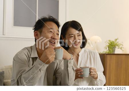 晚上在客廳看電視的成熟夫婦 123560325