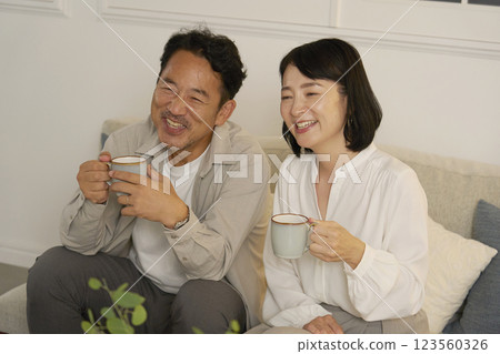晚上在客廳看電視的成熟夫婦 123560326