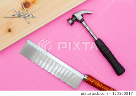 木頭、鋸子、鐵鎚和釘子 木頭、鋸子、鐵鎚和釘子 123560817